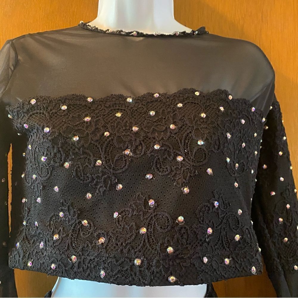 ✨ Lightweight Long sleeve crop top with lace and rhinestone details. Size Large